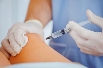 Tiêm Corticoid giúp giảm đau vai nhanh, nhưng người lớn tuổi cần lưu ý điều gì? Tiêm Corticoid giúp giảm đau vai nhanh, nhưng người lớn tuổi cần lưu ý điều gì?